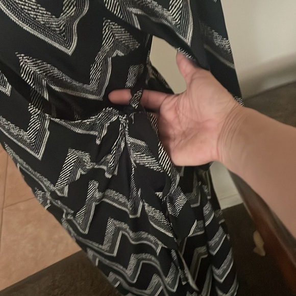 Gorgeous Chevron Print wrap dress 🖤 - Picture 5 of 6